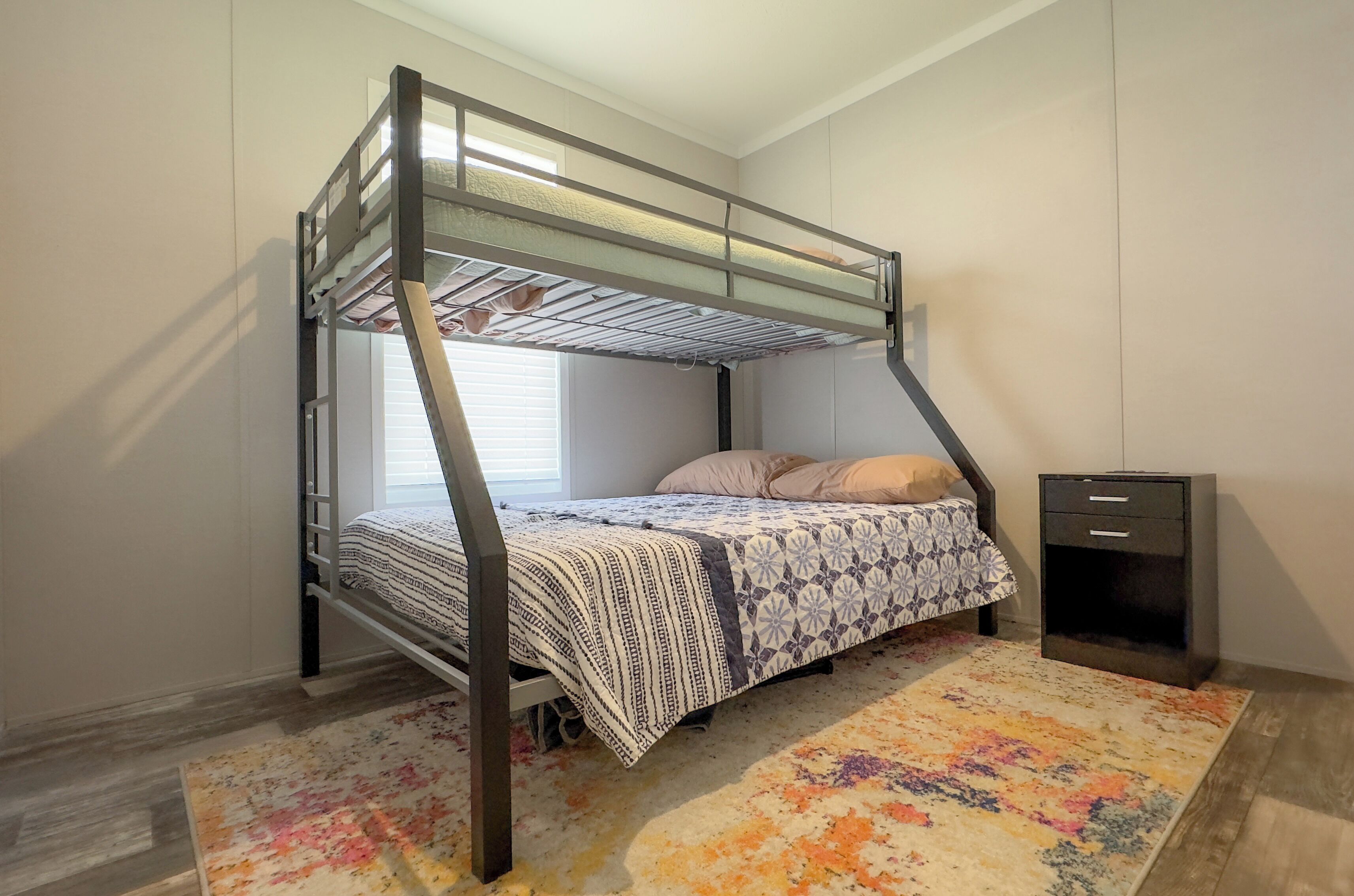 3 habitaciones, tabla de planchar con plancha, wifi y ropa de cama 