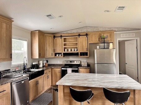 Microwave, oven, stovetop, dishwasher. Charming new Texoma getaway!
3 bedroom 2 bath