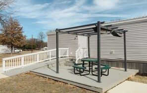 Outdoor dining - Charming new Texoma getaway!
3 bedroom 2 bath (Kingston)