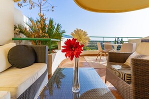Outdoor dining - Modern 2-Bedroom Apartment with Stunning Views (Marbella)