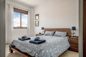 2 chambres, fer et planche à repasser, accès Internet, draps fournis