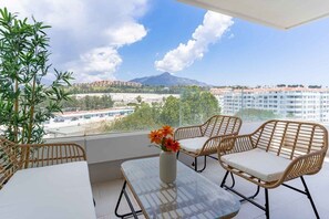 Property grounds - Modern 2-Bed Apartment with Huge Terrace (Marbella)
