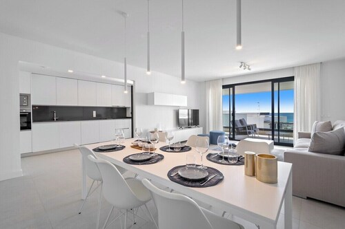 Apartment with sea view and gym