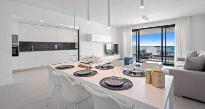 Apartment with sea view and gym