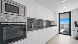 Coffee/tea maker, fridge, microwave, oven - Apartment with sea view and gym (Estepona)