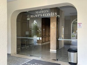 Exterior detail - Maison Champs Elysees (São Paulo)