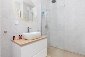 Shower, towels - Gdańska Brzeźno Beach by Renters (Gdansk)