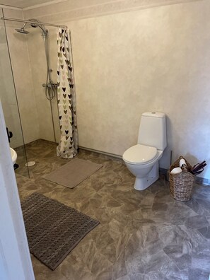 SĂšche-cheveux, serviettes fournies, savon, shampoing