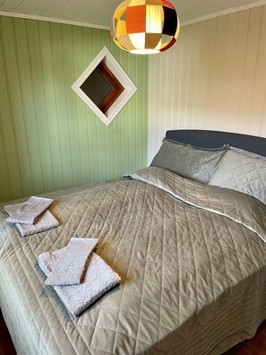 2 bedrooms, desk, WiFi, bed sheets