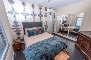 4 slaapkamers, een bureau, een strijkplank/strijkijzer, wifi