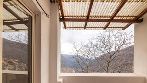 A balcony with a view of mountains and a clear sky. - Belvilla by OYO Casa Romano (Polino)