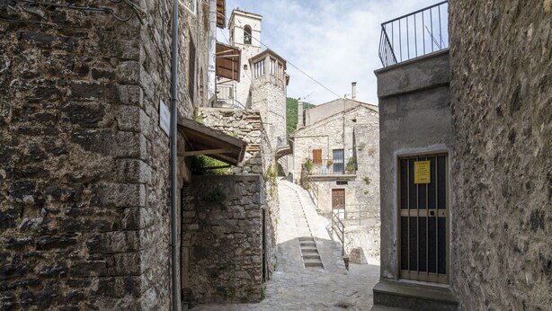 A narrow stone alleyway with a staircase leading to a building. - Belvilla by OYO Casa Romano (Polino)