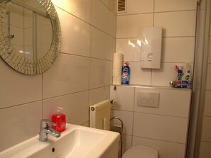 Apartment | Bathroom | Towels - Apartment in Oberhausen Near Centre (Oberhausen)