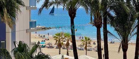 En la playa y toallas de playa