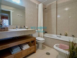 Sèche-cheveux, bidet, serviettes fournies, savon