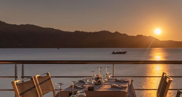 Dining - Northern Lights Modern Retreat (Steinberg)