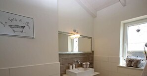 House | Bathroom - Northern Lights Modern Retreat (Steinberg)