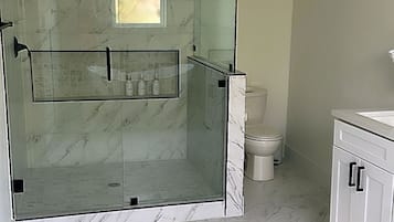 Articles de toilette écologiques, sèche-cheveux, serviettes fournies