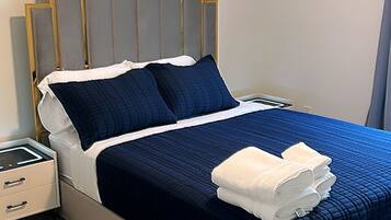 3 chambres, bureau, fer et planche à repasser, accès au Wi-Fi (inclus)