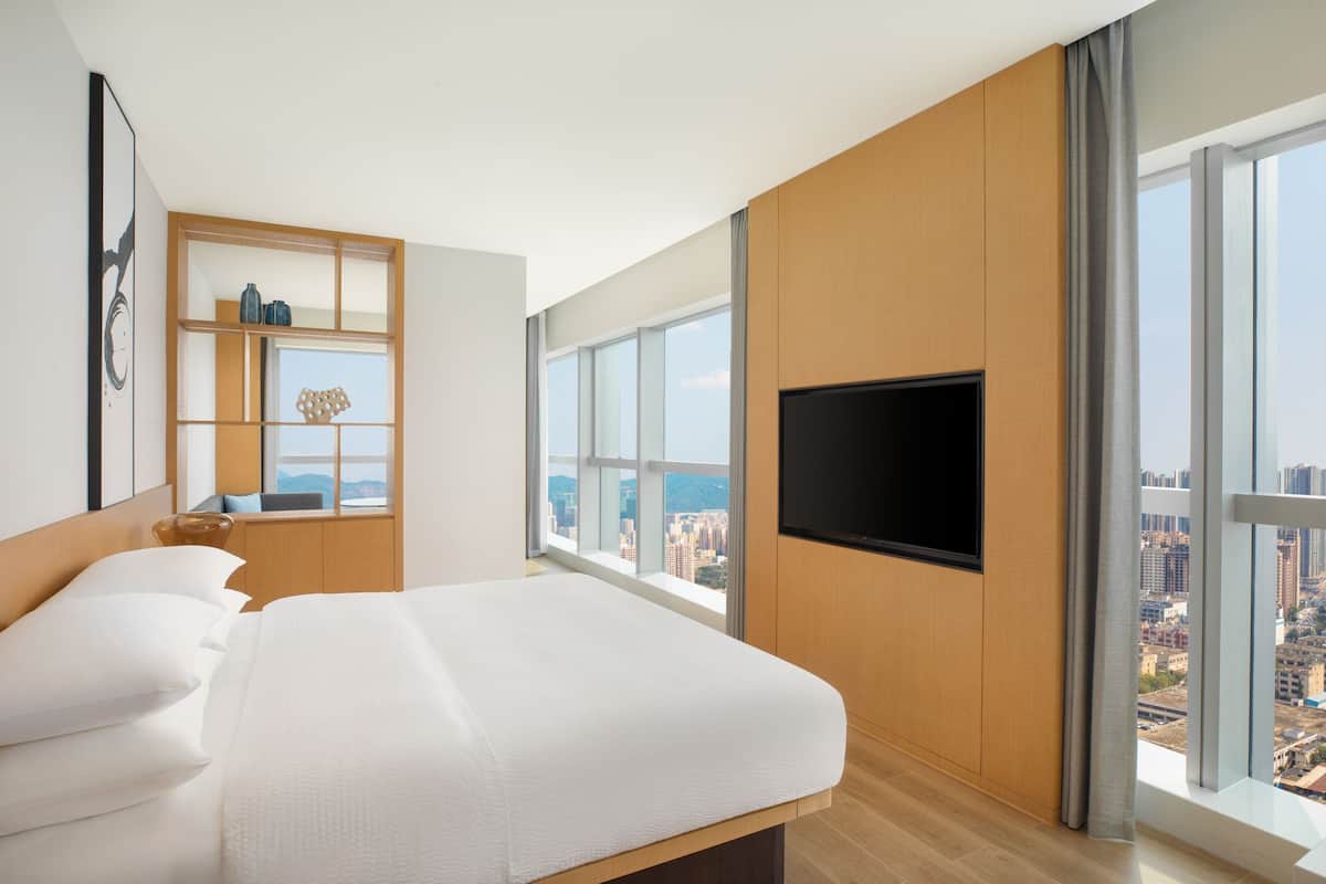 Executive Room - King | Down duvets, memory-foam beds, minibar, in-room safe