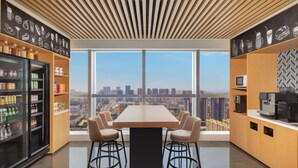 Una cucina moderna con un'ampia finestra, un soffitto in legno e vista sulla città.