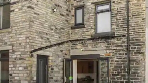 A stone building with a patio area featuring outdoor seating. - Lovely 3-bed House in Holmfirth (Holmfirth)