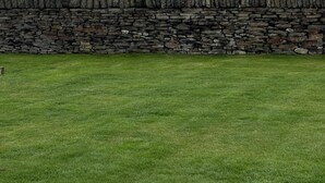 A stone wall in a grassy field with a view of rolling hills in the background. - Lovely 3-bed House in Holmfirth (Holmfirth)