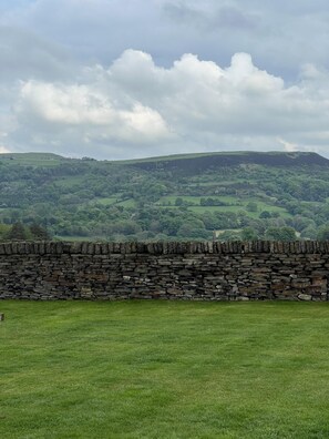 Property grounds - Lovely 3-bed House in Holmfirth (Holmfirth)