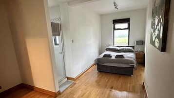 House | 3 bedrooms, iron/ironing board, free WiFi, bed sheets