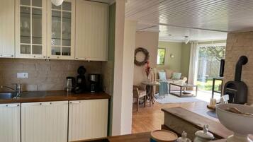 Bungalow | Private kitchen | Oven