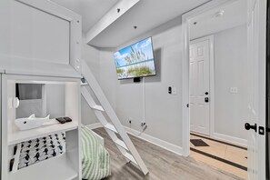 3 habitaciones, escritorio y tabla de planchar con plancha 