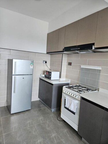 Apt 4 - 1BR Apartment with a pool, high-speed internet, close to the airport