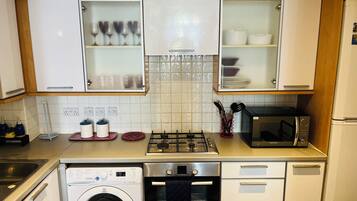 Apartemen | Dapur pribadi | Lemari es, microwave, oven, dan kompor