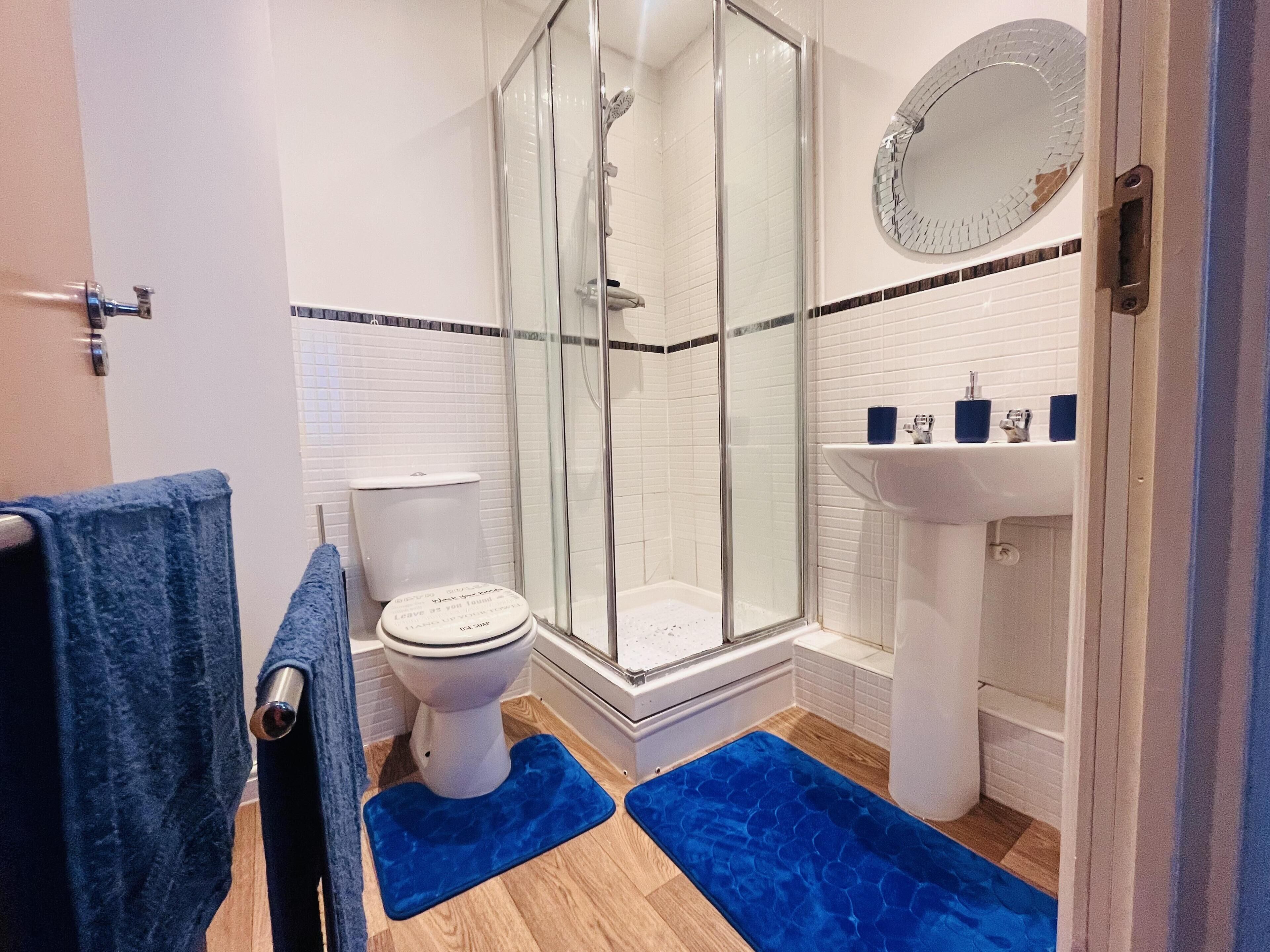 Apartment | Bathroom | Shower, deep-soaking bathtub, towels