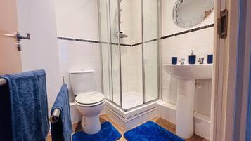 Apartment | Bathroom | Shower, deep-soaking bathtub, towels