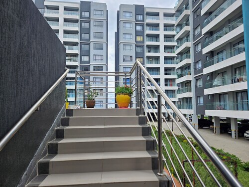 Apt 5 - 1BR Apartment with a pool, high-speed internet, close to the airport