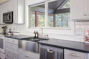 Geladeira, micro-ondas, fogão, cooktop