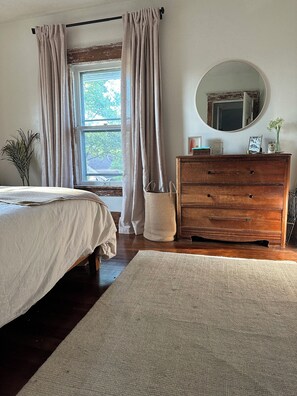 4 bedrooms, desk, iron/ironing board, travel cot - Dundee Charmer in the heart of Historic Dundee, close to CWS (Omaha)