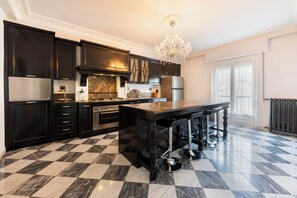 Apartamento exclusivo | Cocina privada | Frigorífico, placa de cocina y utensilios de cocina