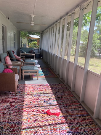Interior. Cheerful 4 bedroom house 8 min away from UF