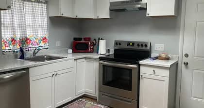 Cheerful 4 bedroom house 8 min away from UF