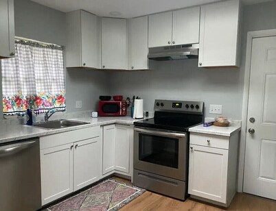 Cheerful 4 bedroom house 8 min away from UF 