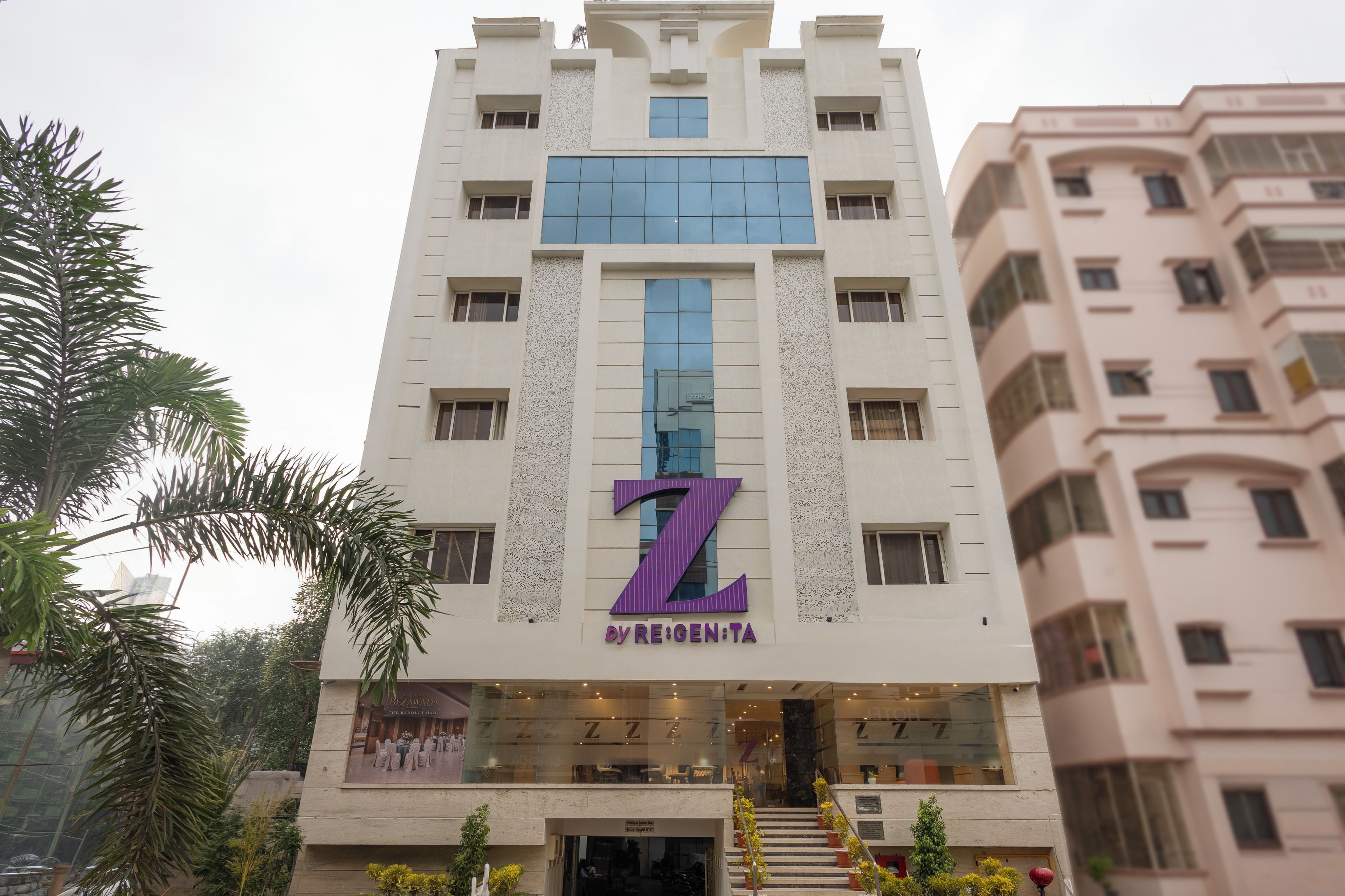 Ein mehrgeschossiges Hotel mit einem auffälligen 'Z'-Logo, einem Bankettraum und einer Treppe zum Eingang.