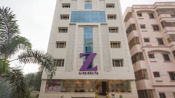Ein mehrgeschossiges Hotel mit einem auffälligen 'Z'-Logo, einem Bankettraum und einer Treppe zum Eingang.