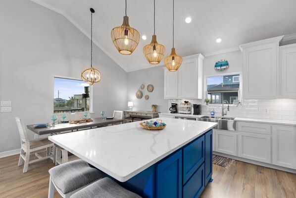 Fridge, microwave, oven, stovetop - Enjoy our peaceful retreat as the seasons change – Hot Tub, Waves & Cozy Vibes (Crystal Beach)