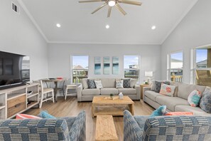 Smart TV, fireplace - Enjoy our peaceful retreat as the seasons change – Hot Tub, Waves & Cozy Vibes (Crystal Beach)