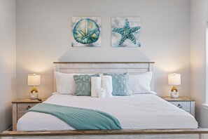 4 bedrooms, iron/ironing board, travel cot, free WiFi - Enjoy our peaceful retreat as the seasons change – Hot Tub, Waves & Cozy Vibes (Crystal Beach)