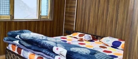 1 bedroom, bed sheets