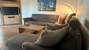 TV, peis, DVD-spiller og stereoanlegg