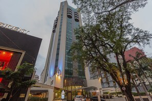 A tall building with a sign reading 'SIDENT' at the top. - Vossa Bossa Flat Jardins (São Paulo)